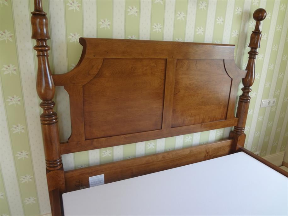 американская кровать в средиземноморском стиле